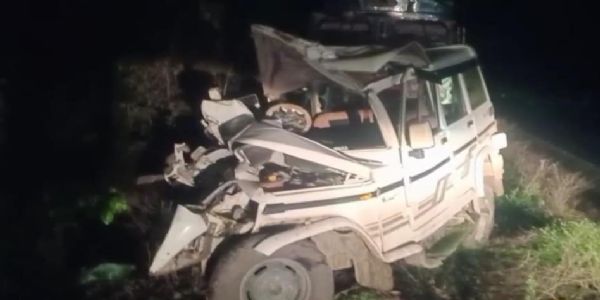 आगरा में पेड़ टकराई बोलेरो, केला देवी से दर्शन कर लौट रहे इटावा के पांच श्रद्धालुओं की मौत