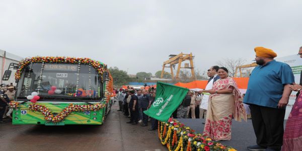 (लीड) मुख्यमंत्री रेखा गुप्ता ने 300 ईवी बसों को दिखाई हरी झंडी, नानकसर–गाजियाबाद बस सेवा शुरू