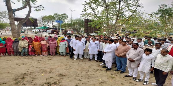 फतेहाबाद : सरपंच की बहाली की मांग पर डीसी से मिले ग्रामीण, निलंबन को बताया गलत