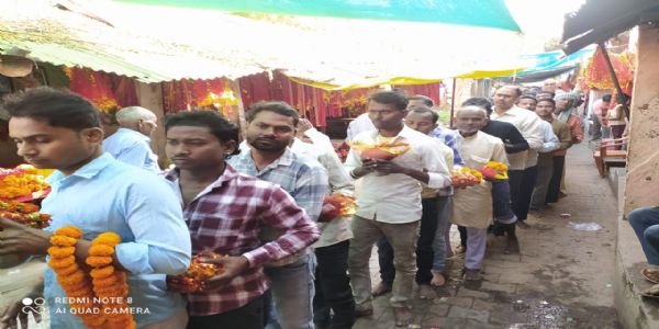 मां शीतला के दरबार में गूंजे जयकारे, हजारों श्रद्धालुओं ने टेका माथा