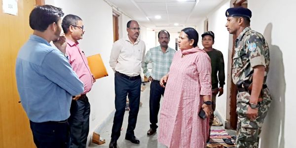 मेदिनीराय मेडिकल कॉलेज में बनाएं बेहतर शैक्षणिक माहौल: आयुक्त