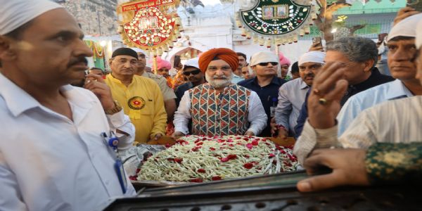 उपराज्यपाल ने फूल वालों की सैर के मौके पर सूफी संत बख्तियार काकी की दरगाह पर फूलों की चादर चढ़ाई