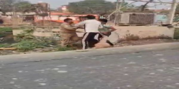 बलिया में दबंगों ने सिपाहियों को पीटा, दाेनाें आराेपित गिरफ्तार