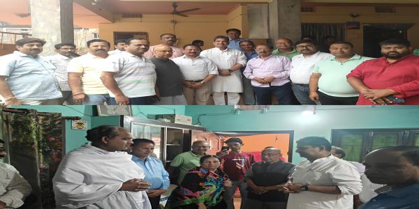 इंदौर अग्निकांड: सांसद ने परिजनों से की मुलाकात, किशनगंज में शोक