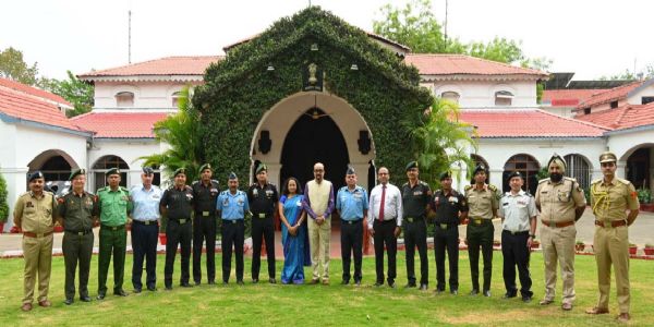 रायपुर : राज्यपाल डेका से रक्षा महाविद्यालय नई दिल्ली के अध्ययन दल ने की सौजन्य भेंट