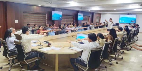 गुरुग्राम: कुर्सी पर बैठे-बैठे अधिकारियों ने योगासन कर तनाव से पाई राहत