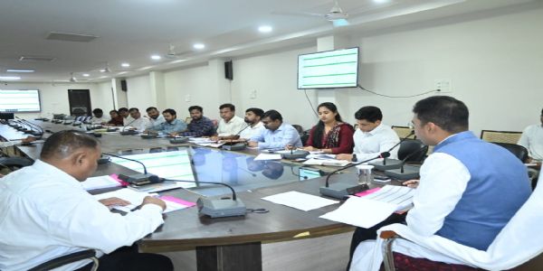 बलौदाबाजार : कलेक्टर ने की नगरीय निकायों के कार्यों की समीक्षा