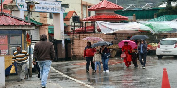 मंडी जिला में लगातार बारिश से जनजीवन, ग्रामीण सड़कों पर आवाजाही बंद, लगातार हो रहा है भूसख्लन