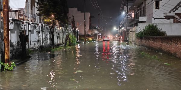 मुरादाबाद : तीन घंटे की मूसलाधार बारिश से पीतलनगरी पानी से लबालब