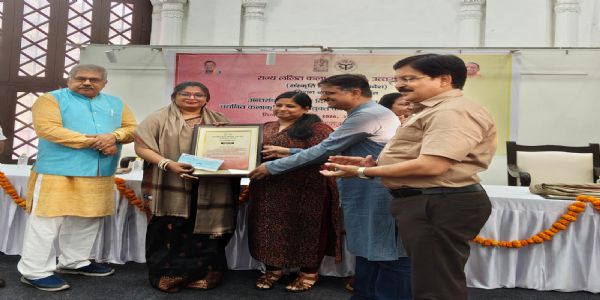 कला मंच पर नारी शक्ति का सम्मान, झांसी की डॉ. श्वेता पांडेय सम्मानित