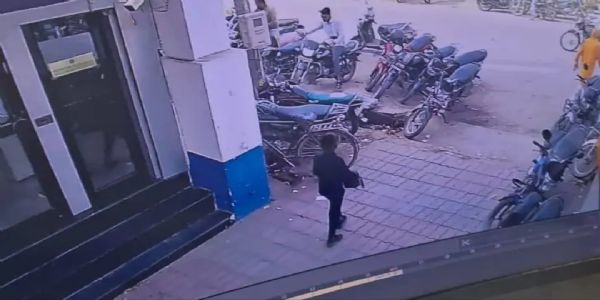 एसबीआई शाखा के काउंटर में रखे रुपयों से भरे बैग को किशोर ने उड़ाया