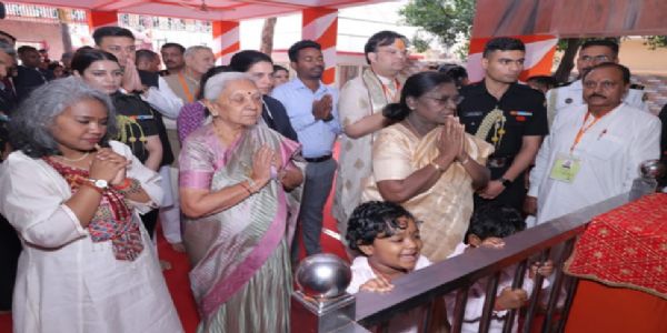 राष्ट्रपति द्रौपदी नीब करौरी बाबा की समाधि काे नमन करते हुए