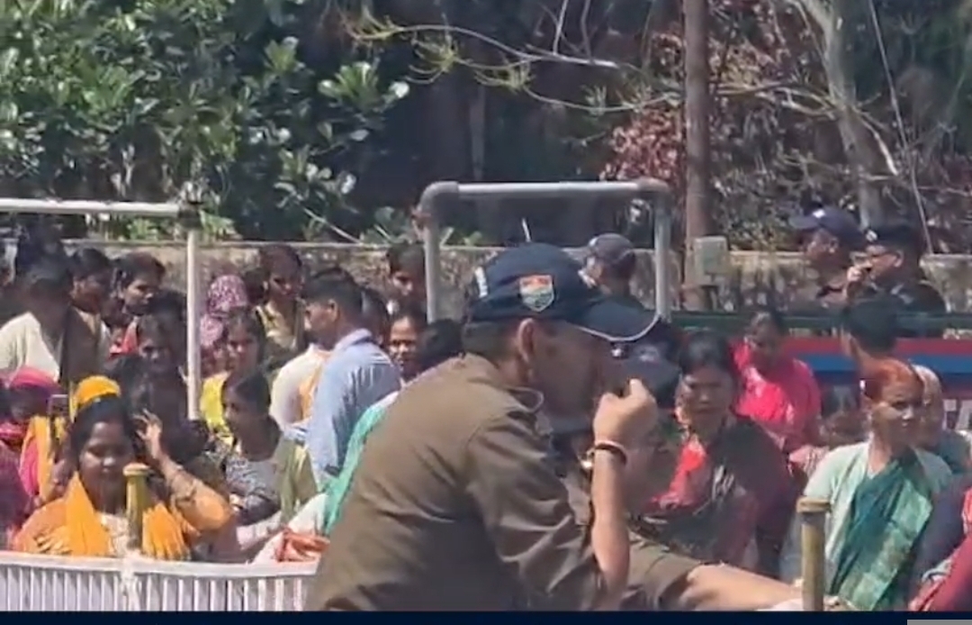 सभा स्थल पर एकत्रित लोग। सभा स्थल पर एकत्रित लोग।