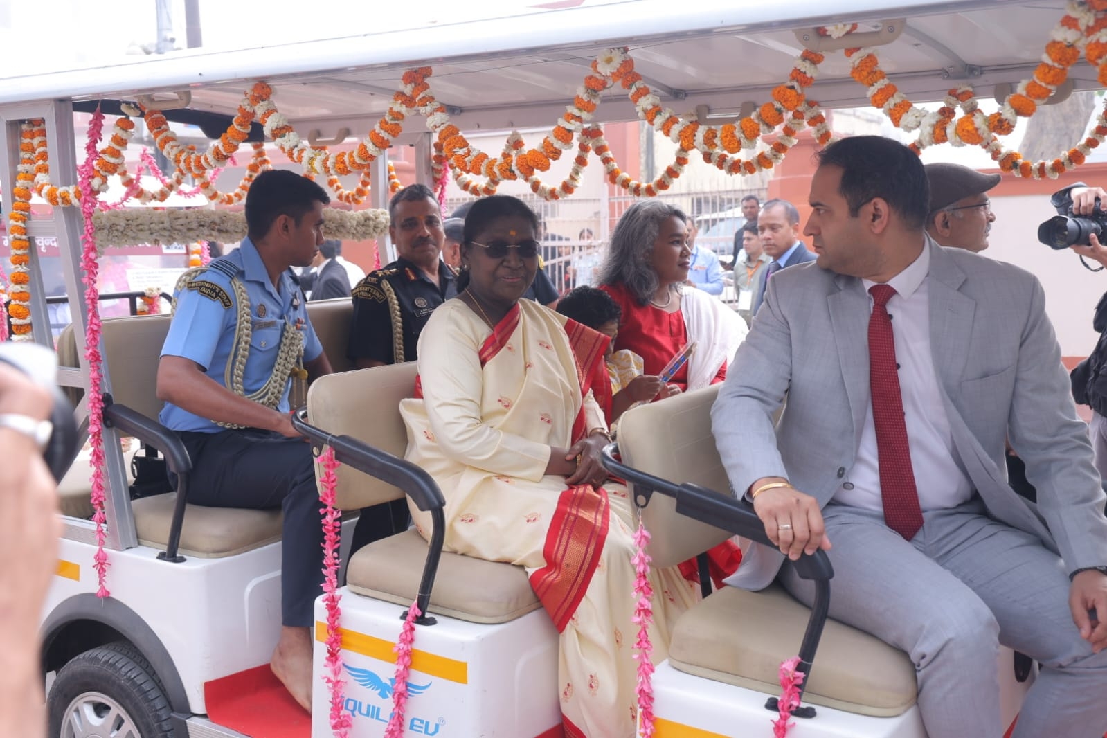 गाेल्फ काेर्ट में सवार राष्ट्रपति गाेल्फ काेर्ट में सवार राष्ट्रपति