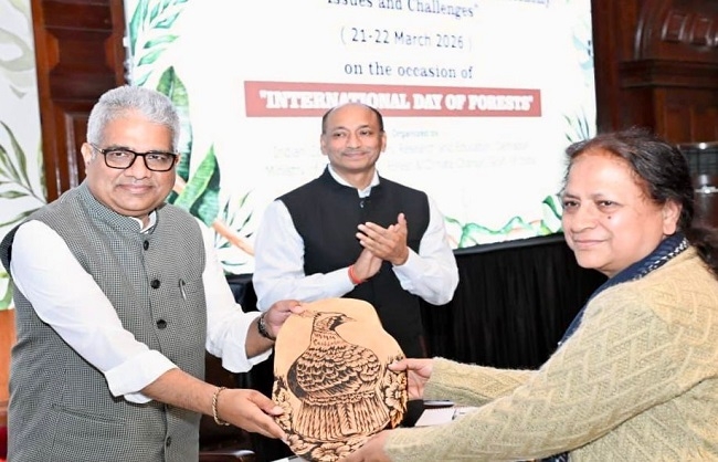 आईसीएफआरई की महानिदेशक कंचन देवी मंत्री भूपेंद्र यादव को मुनस्यारी (पिथौरागढ़) की पारंपरिक पायरोग्राफी कला से निर्मित उत्तराखंड के राजकीय पक्षी मोनाल का चित्र भेंट करती हुई।