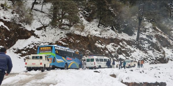 बराबरी केनकारण फंसे वाहन बराबरी केनकारण फंसे वाहन