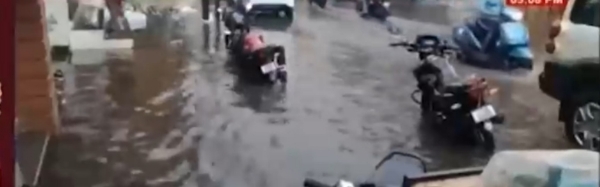 रामानुजगंज स्टेट बैंक रोड जलमग्न।