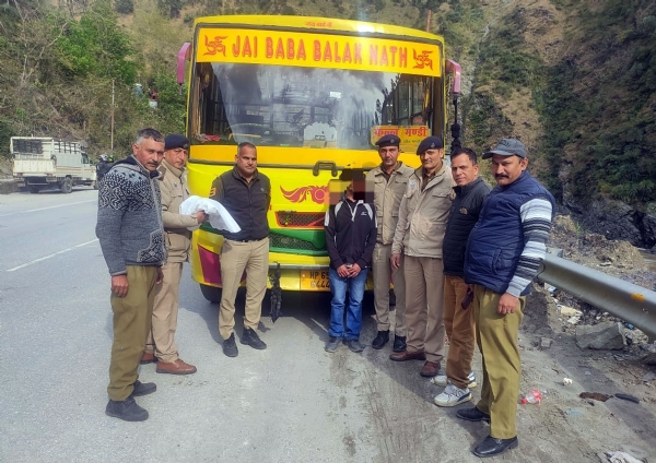 चरस के साथ पकड़ा गया नेपाली युवक पुलिस टीम के साथ ।