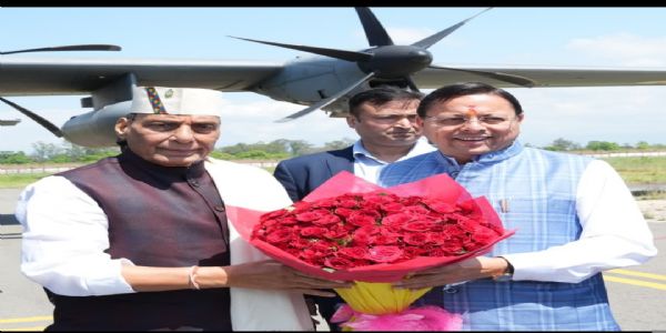 रक्षा मंत्री राजनाथ सिंह का मुख्यमंत्री धामी पंतनगर एयरपोर्ट पर स्वागत करते हुए। रक्षा मंत्री राजनाथ सिंह का मुख्यमंत्री धामी पंतनगर एयरपोर्ट पर स्वागत करते हुए।