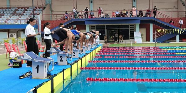 खेलो इंडिया अस्मिता तैराकी लीग के पहले दिन की तस्वीर।