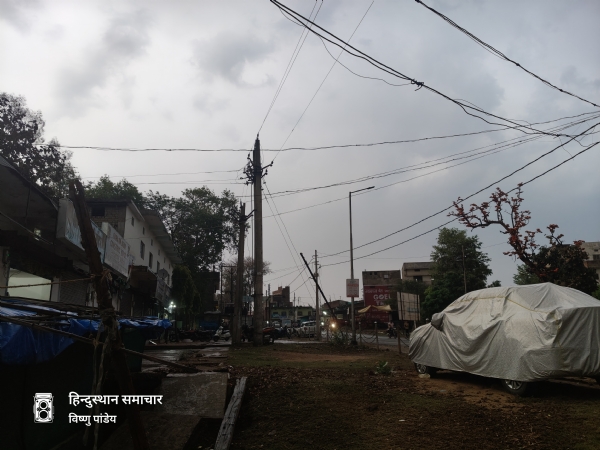 देर शाम बारिश के बाद सुहाना हुआ मौसम।