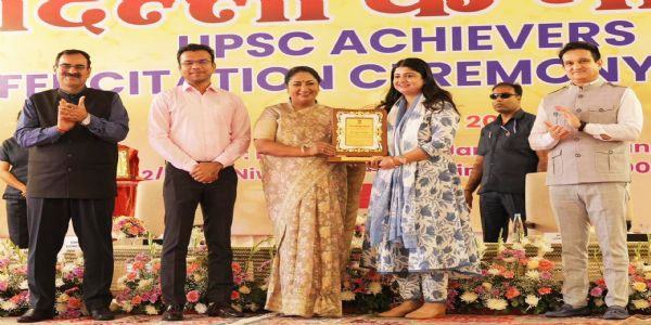 मुख्यमंत्री जनसेवा सदन में सिविल सेवा परीक्षा में सफलता हासिल करने वाले दिल्ली के युवाओं को  सम्मानित करती मुख्यमंत्री रेखा गुप्ता