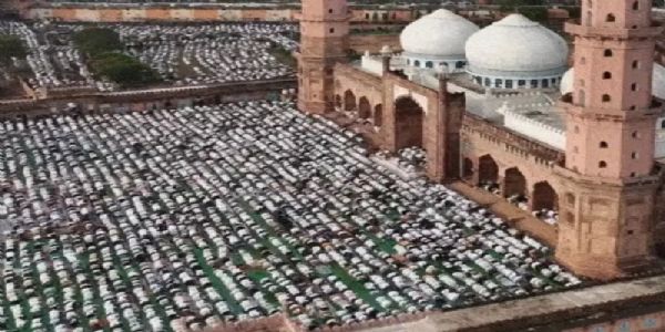 भोपाल की ताजुल मस्जिद में ईद की नमाज अदा करते हुए मुस्लिम बंधु