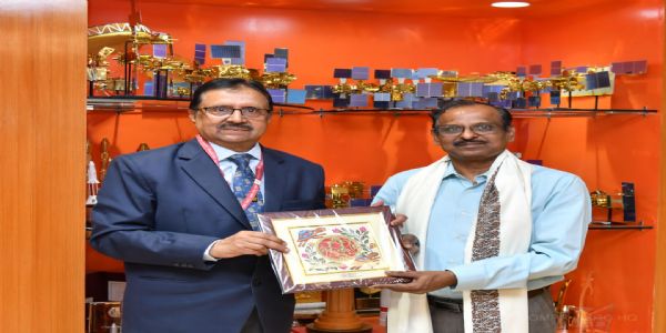 सरला बिरला विश्वविद्यालय के महानिदेशक ने इसरो अध्यक्ष से की मुलाकात