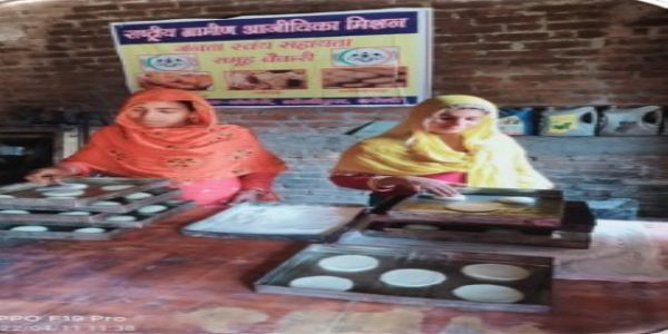 बरेली की नसरीन ने बेकरी से बदली गांव की महिलाओं की तकदीर