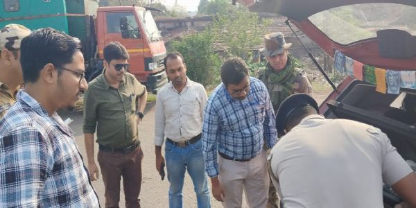 एसडीएम विश्वजीत भट्टाचार्य ने कल्ला तथा जुबली नाका पर विशेष चेंकिग अभियान चलाया