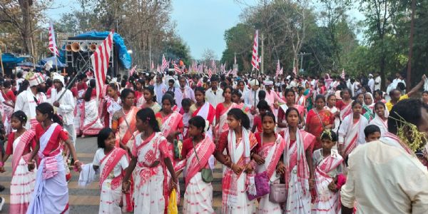 सरहुल की शोभायात्रा में ढोल-नगाड़ों की थाप पर झूमे सरना धर्मावलंबी
