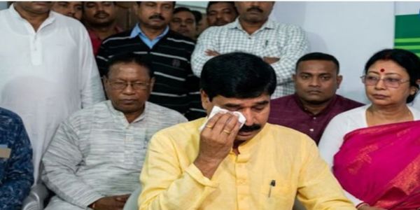 चुनाव से पहले तृणमूल कांग्रेस को बड़ा झटका : करीबी नेता खोकन मियां कांग्रेस में शामिल