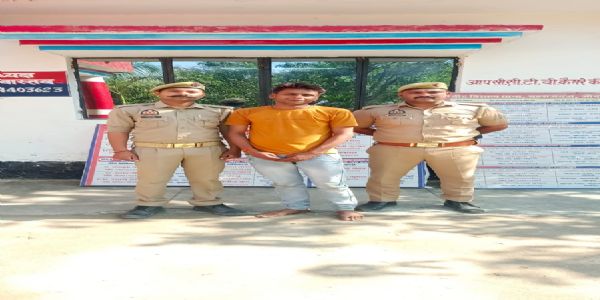 पुलिस मुठभेड़ में फायरिंग करने वाले दो बदमाश गिरफ्तार, एक घायल; असलहा व बाइक बरामद