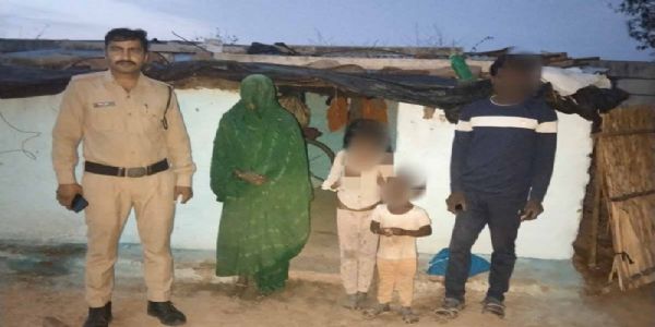 सतनाः डायल-112 के जवानों ने रास्ता भटके दो मासूम बच्चों को सुरक्षित परिजनों से मिलाया