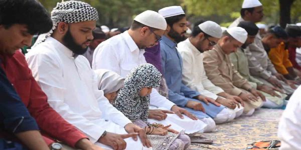 तेलंगाना में अकीदत के साथ मनाई जा रही ईद-उल-फितर