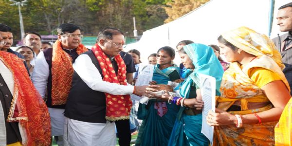सूरजपुर : मुख्यमंत्री ने रेडी टू ईट समूहों की सराहना की, महिलाओं को किया सम्मानित