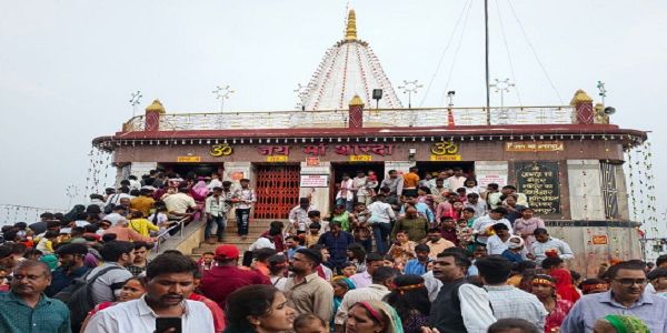 मैहर में नवरात्रि का उल्लास: जयकारों से गूंजे मंदिर, तीसरे दिन उमड़ी श्रद्धालुओं की भारी भीड़