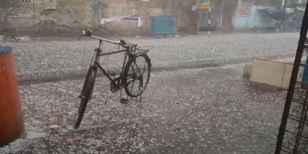 धनबाद में अचानक बदला मौसम, तेज बारिश के साथ ओलावृष्टि