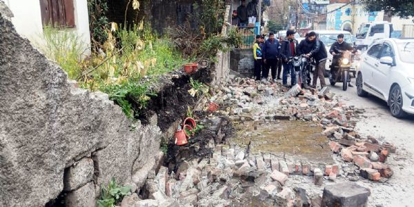 सड़क पर गिरी मल्लीताल प्राथमिक विद्यालय की दीवार गिरी