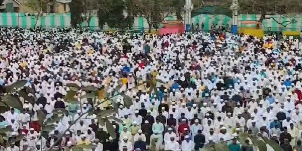 धुबड़ी ईदगाह मैदान में ईद-उल-फितर की नमाज अदा करने काे जमा हुए हजारों लोग