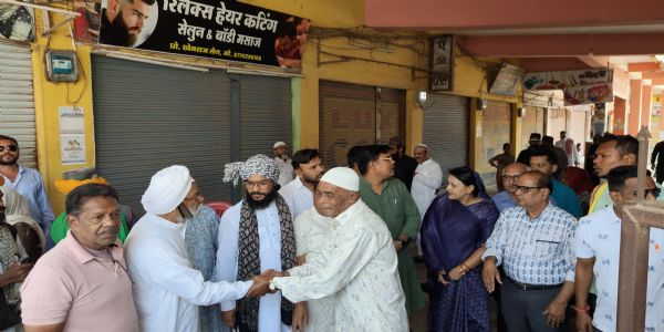 ईद पर सेवईं की खुशबू महकी, गले मिलकर दी मुबारकबाद