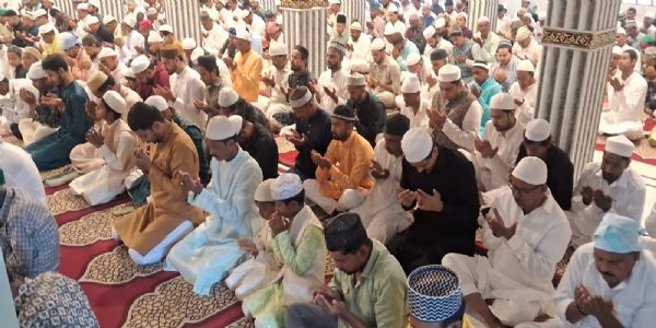 मस्जिदों में अदा की गई ईद की नमाज