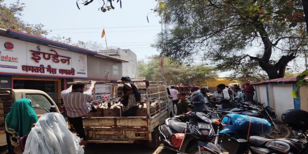 गैस सिलेंडर संकट से जूझ रहे ग्रामीण, शहर में मिल रही आंशिक राहत