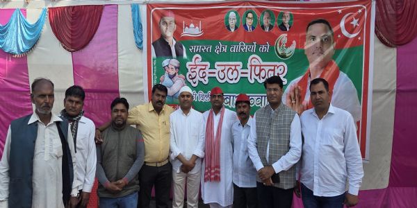 राजनेताओं ने गले मिलकर दी ईद की मुबारकबाद