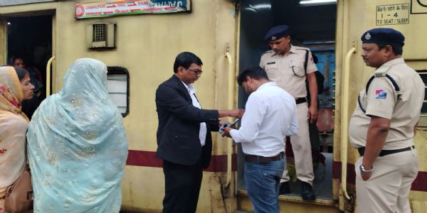 चलाया गया विशेष टिकट जांच अभियान
