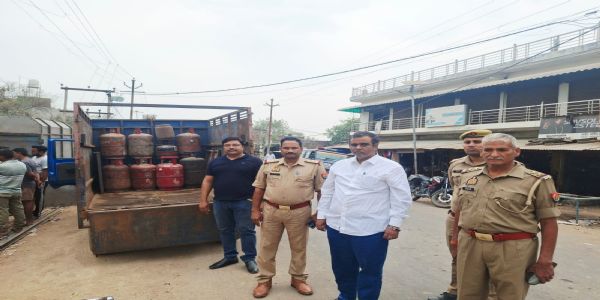 हमीरपुर में गैस एजेंसी में छापेमारी, पांच लोग पर एफआईआर दर्ज