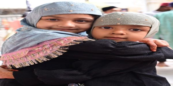 शिया समुदाय को ईद पर रहा गम, काली पट्टी बांध कर की नमाज अदा