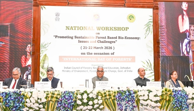 वन अनुसंधान संस्थान देहरादून में आयोजित दो दिवसीय राष्ट्रीय कार्यशाला में केन्द्रीय मंत्री भूपेंद्र यादव सहित मंचासीन अतिथि।