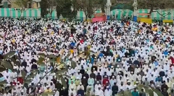 असमः धुबड़ी ईदगाह मैदान में ईद-उल-फितर की नमाज़ अदा करते नमाजी