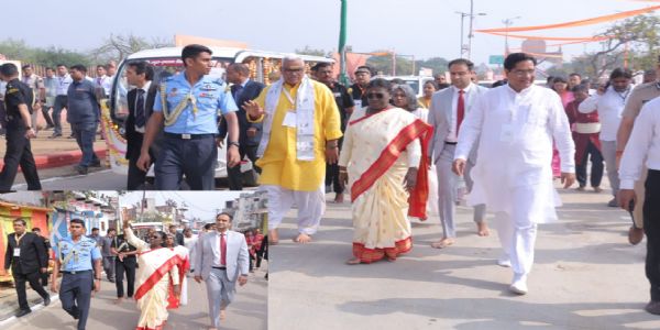 नंगे पैर चलकर परिक्रमा शुर करती राष्ट्रपति , लाेगाें का अभिवादन स्वीकारते हुए नंगे पैर चलकर परिक्रमा शुर करती राष्ट्रपति , लाेगाें का अभिवादन स्वीकारते हुए